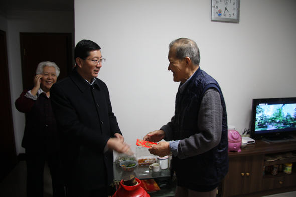 ��˾�򵼴���ǰ�߷�ο��������Ա��