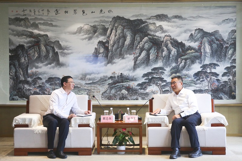 9��1��  ��˾��ί����ǡ��ܲý�־��һ�и����������㶫�³ǿ�չ��̸����.jpg